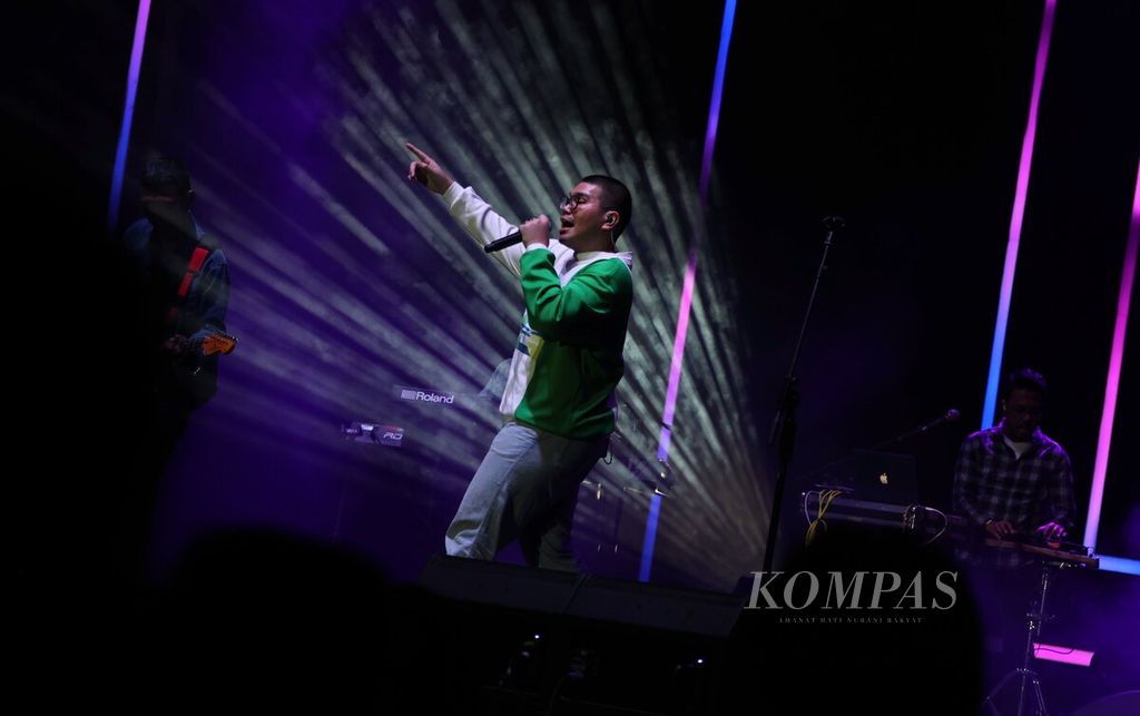 Aksi panggung penyanyi Kaleb J pada hari pertama Jakarta International BNI Java Jazz Festival 2023 di JIExpo, Kemayoran, Jakarta, Jumat (2/6/2023). Java Jazz Festival edisi ke-18 tahun ini menghadirkan 140 musisi dari luar negeri dan Indonesia. 