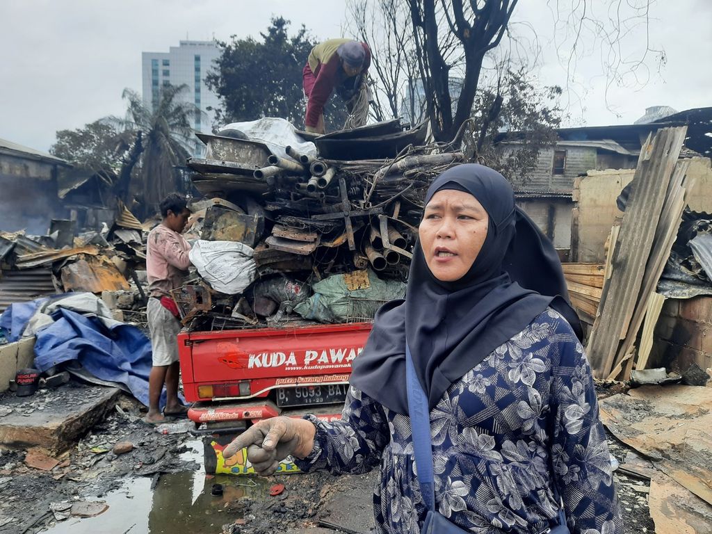 Suhati (53), warga korban kebakaran di Petojo Selatan, Jakarta Pusat, Senin (27/2/2023). Ia mengaku tak ada barang-barang yang tersisa selain pakaian yang melekat di tubuhnya.