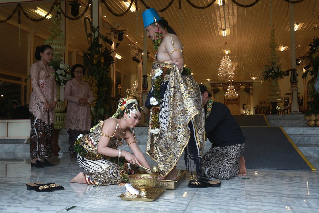Bendoro Pangeran Haryo Kusumo Kuntonugroho, putra bungsu KGPAA Paku Alam X, menjalani ritual <i>panggih </i>dengan Laily Annisa Kusumastuti pada acara Dhaup Ageng atau pernikahan agung kedua mempelai itu di Pura Pakualaman, Yogyakarta, Rabu (10/1/2024).