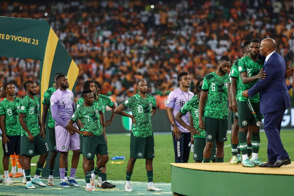 Para pemain Nigeria bersalaman dengan Presiden Konfederasi Sepak Bola Afrika (CAF) Patrice Motsepe setelah kalah dari Pantai Gading dalam laga final Piala Afrika 2023 di Stadion Alassane Ouattara, Abidjan, Pantai Gading, Senin (12/2/2024) dini hari WIB. Pantai Gading mengalahkan Nigeria, 2-1. 