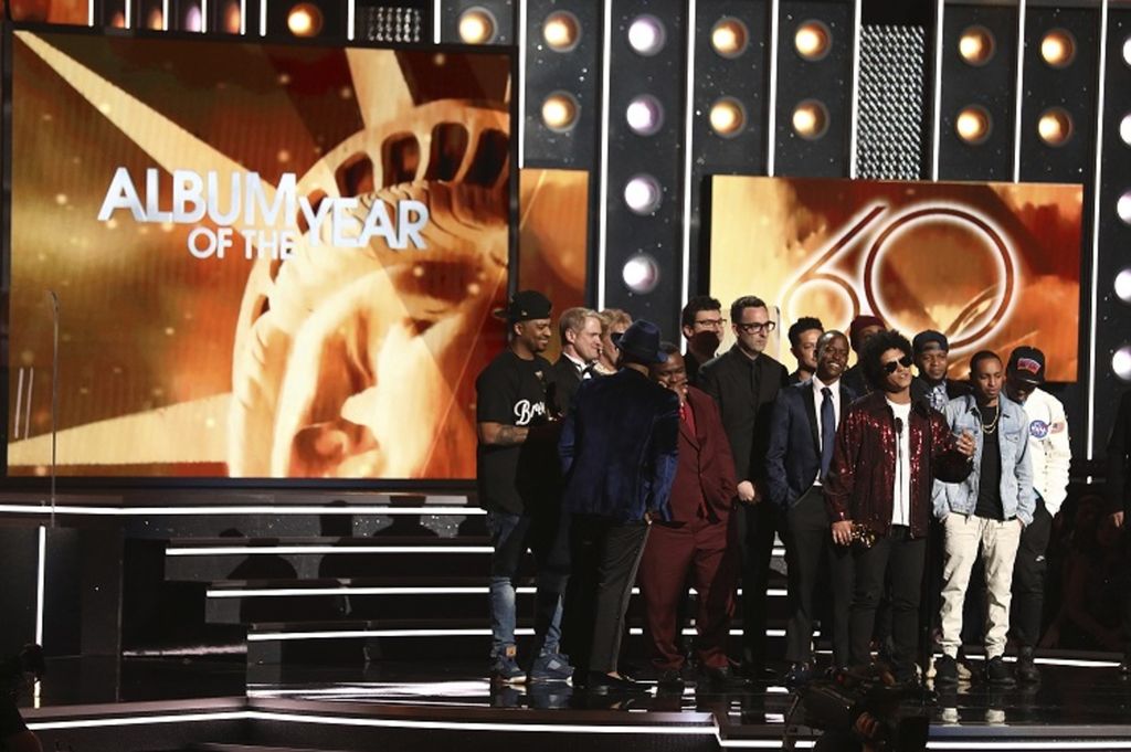 Bruno Mars (depan, tengah) menerima penghargaan Album of the Year untuk <i>24K Magic</i> dalam acara Grammy Awards Ke-60 di New York, AS, Minggu (28/1/2018) waktu setempat.