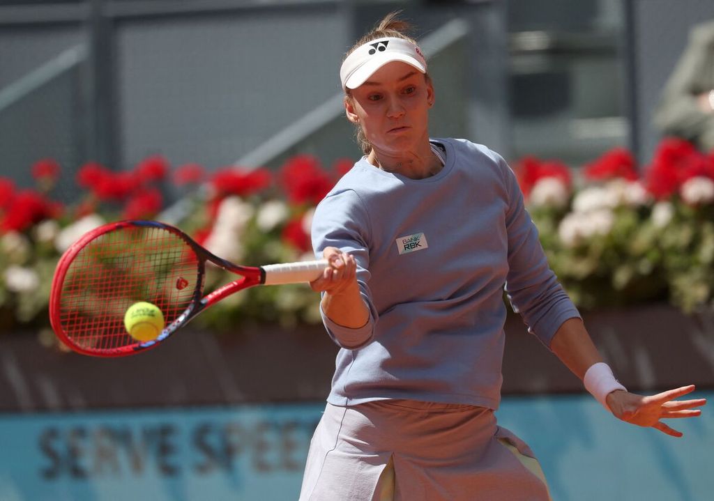 Elena Rybakina saat melawan Yulia Putintseva pada perempat final WTA 1000 Madrid, 1 Mei 2024. Rybakina akan menghadapi Aryna Sabalenka pada semifinal.