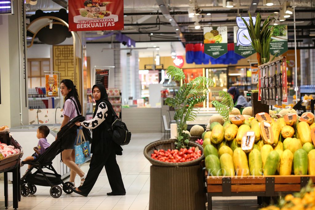 Visitors shop at the Transmart retail supermarket in Jakarta, Wednesday (17/4/2024).