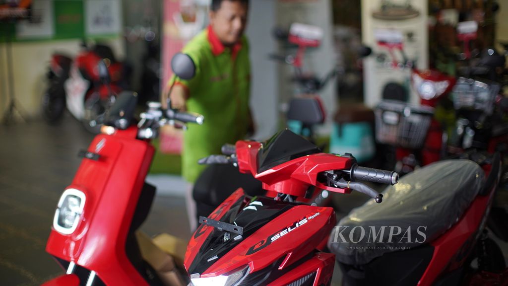 Tempat penjualan motor listrik Selis di kawasan Kelapa Gading, Jakarta Utara, Kamis (9/3/2023). Motor listrik Selis E-Max (kiri) bisa mencapai kecepatan 50 kilometer per jam dengan jarak tempuh 60 kilometer untuk baterai tunggal dan 120 kilometer untuk baterai dobel. 