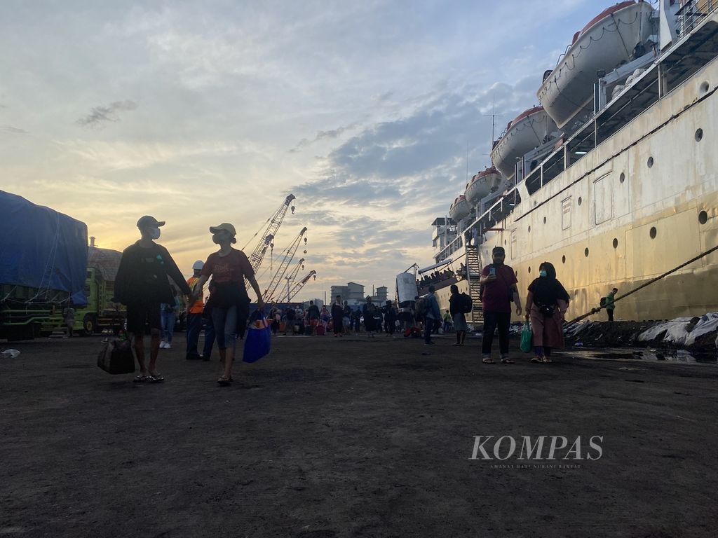 Ratusan wisatawan yang terjebak di Karimunjawa, Jepara, telah tiba di Pelabuhan Tanjung Emas, Semarang, Jawa Tengah, Rabu (28/12/2022). 
