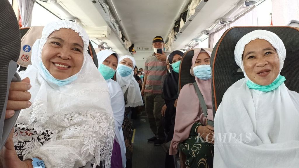 Para jemaah haji Indonesia tampak gembira di dalam bus yang akan mengantar mereka dari Mekkah ke Madinah, Arab Saudi, Kamis (21/7/2022). Mereka adalah jemaah gelombang kedua yang datang langsung ke Mekkah untuk menunaikan ibadah haji. Setelah selesai, mereka lantas bergeser ke Madinah untuk melaksanakan amalan sunah di Masjid Nabawi.