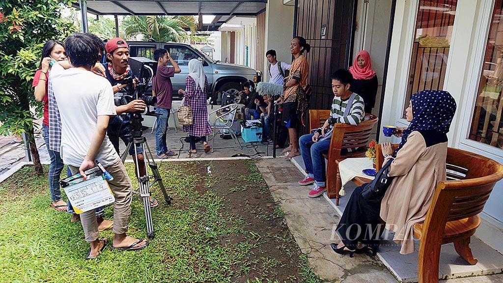 Suasana pengambilan gambar film Cindolo\' na Tape (Cinta), di Tanjung Bunga, Makassar, Sulawesi Selatan, Rabu (15/2). Industri film di Makassar sedang bergeliat beberapa tahun terakhir. Puluhan rumah produksi, belasan judul film, sejumlah sineas muda, dan miliaran rupiah lahir dari industri kreatif ini.
