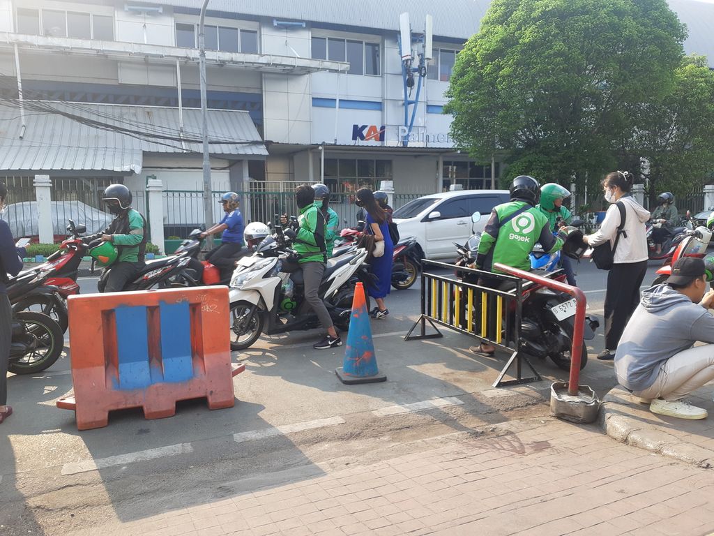 Para pengendara ojek daring menawarkan jasa angkutan di depan Stasiun Palmerah, Jakarta, Sabtu (28/10/2023). Ojek daring yang tergabung dalam komunitas sering menjadi incaran para politisi untuk meraih dukungan. 