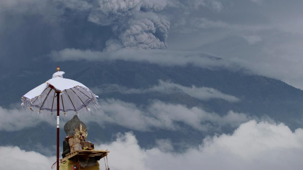 Kepulan abu vulkanik Gunung Agung,  setinggi 3.000 meter terlihat jelas di Kecamatan Kubu, Kabupaten Karangasem,  Bali,  Minggu,  pukul 14.30 wita. Ini merupakan erupsi magmatik lanjutan dari Sabtu (25/11) pukul 17.30 wita. Hujan abu pun dirasakan hingga ke Kabupaten Gianyar sekitar 30 kilometer dari kawah gunung. PVMBG masih menetapkan status Siaga.