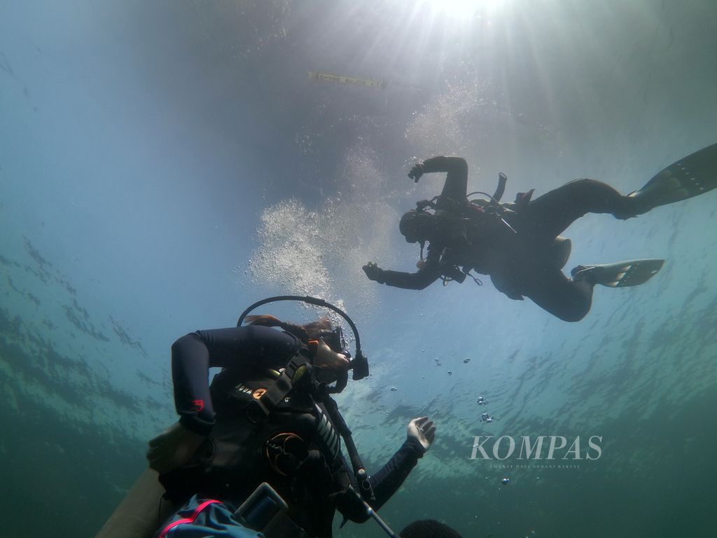 Penyelam bersiap keluar dari bawah laut Taman Nasional Terumbu Karang Miri-Sibuti di Sarawak, Malaysia, Sabtu (27/4/2024). Taman Nasional Terumbu Karang Miri-Sibuti merupakan salah satu destinasi wisata selam di Sarawak yang memiliki lebih dari 40 titik selam. 