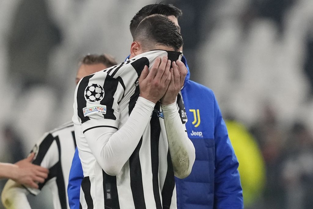 Pemain Juventus, Mattia De Sciglio, menutup wajahnya setelah wasit meniup peluit panjang pada pertandingan babak 16 besar putaran kedua Liga Champions Eropa antara Juventus dan Villarreal, Kamis (17/3/2022) dini hari WIB, di Stadion Juventus Arena. Villarreal menang 3-0. 