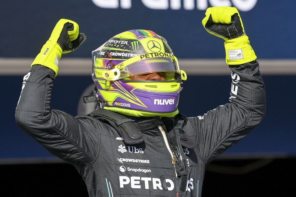 Pebalap tim Mercedes Lewis Hamilton meluapkan kegembiraannya setelah merebut posisi start terdepan usai sesi kualifikasi F1 seri Hongaria di Sirkuit Hungaroring, di Mogyorod, dekat Budapest, Hongaria, Sabtu (22/7/2023).