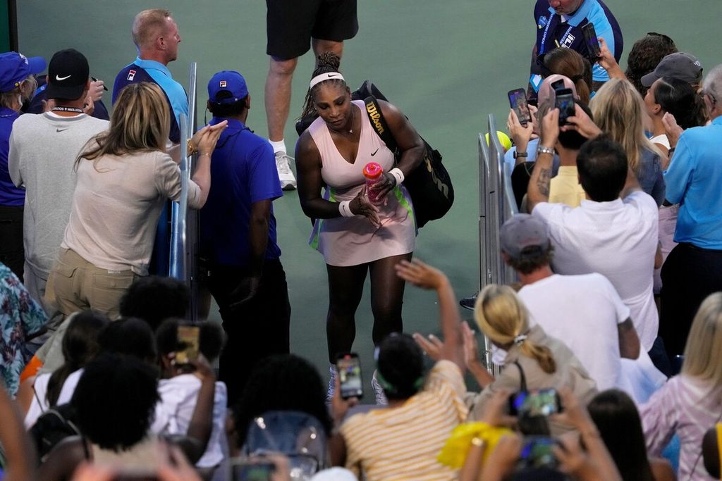 Petenis Amerika Serikat, Serena Williams, meninggalkan lapangan setelah dikalahkan petenis Inggris, Emma Raducanu, 4-6, 0-6, dalam pertandingan babak pertama WTA 1000 Cincinnati di Lapangan Utama Lindner Family Tennis Center, Cincinnati, Ohio, Selasa (16/8/2022) malam waktu setempat atau Rabu (17/8/2022) pagi WIB. 