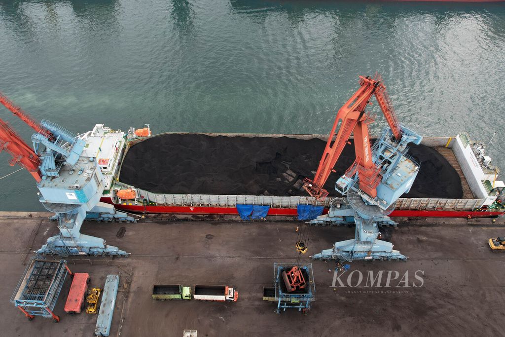 Aktivitas bongkar muat batubara di Pelabuhan Tanjung Priok, Jakarta Utara, Selasa (20/12/2022). Berdasarkan data BPS, volume dan nilai ekspor batubara masing-masing sebesar 29,69 juta ton dan 4,16 miliar dollar AS.