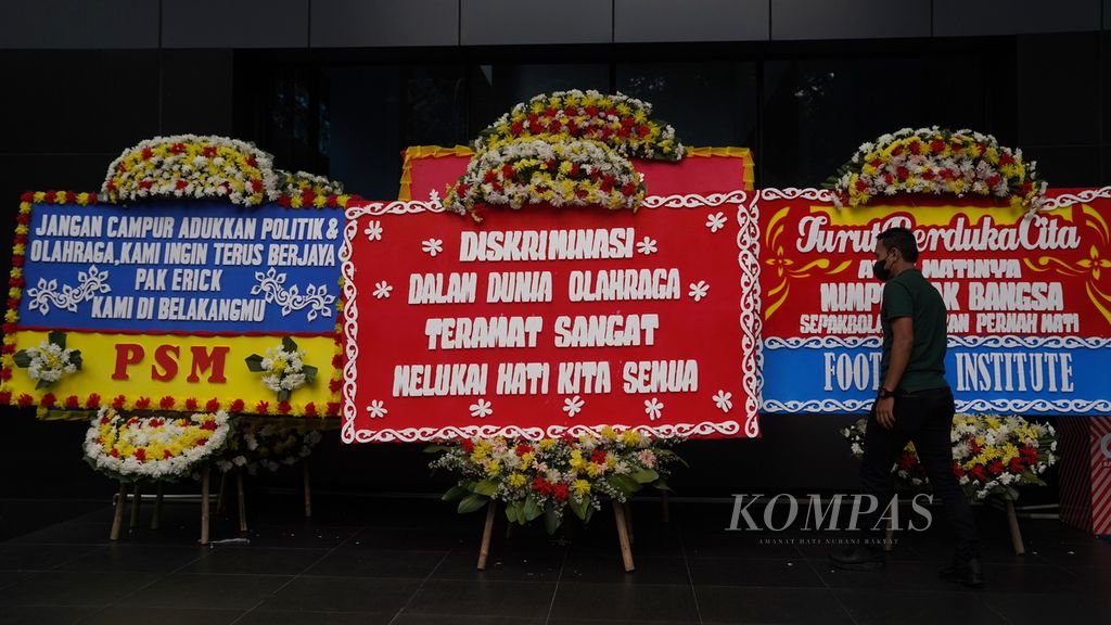 Karangan bunga yang memberi semangat kepada pemain U-20 memenuhi halaman Kantor PSSI di GBK Arena, Jakarta, Kamis (30/3/2023). 