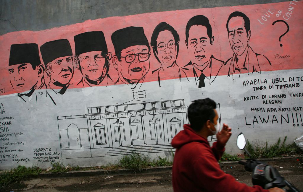 Mural bergambar wajah Presiden Republik Indonesia dari masa ke masa menghiasi tembok di kawasan Petukangan Selatan, Kecamatan Pesanggrahan, Jakarta Selatan, Rabu (21/12/2022).