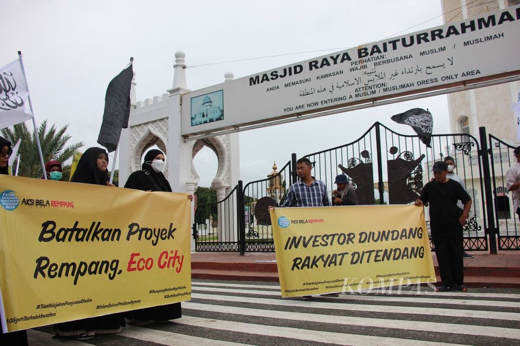 Peserta aksi membawa spanduk berisi desakan kepada pemerintah agar membatalkan rencana proyek besar di Pulau Rempang, Kota Batam, Provinsi Kepulauan Riau. Aksi tersebut berlangsung pada Sabtu (23/9/2023) di halaman Masjid Raya Baiturrahman Kota Banda Aceh.