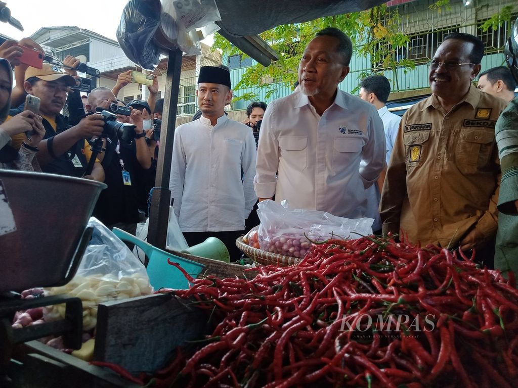 Menteri Perdagangan Zulkifli Hasan berbincang dengan pedagang di Pasar Besar Palangkaraya, Kalimantan Tengah, Sabtu (3/6/2023).