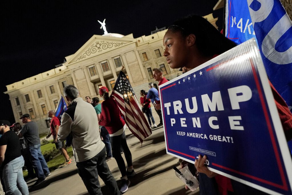 Pendukung Presiden Trump berkumpul dalam aksi di depan Gedung Parlemen, Phoenix, AS, Rabu (4/11/2020).
