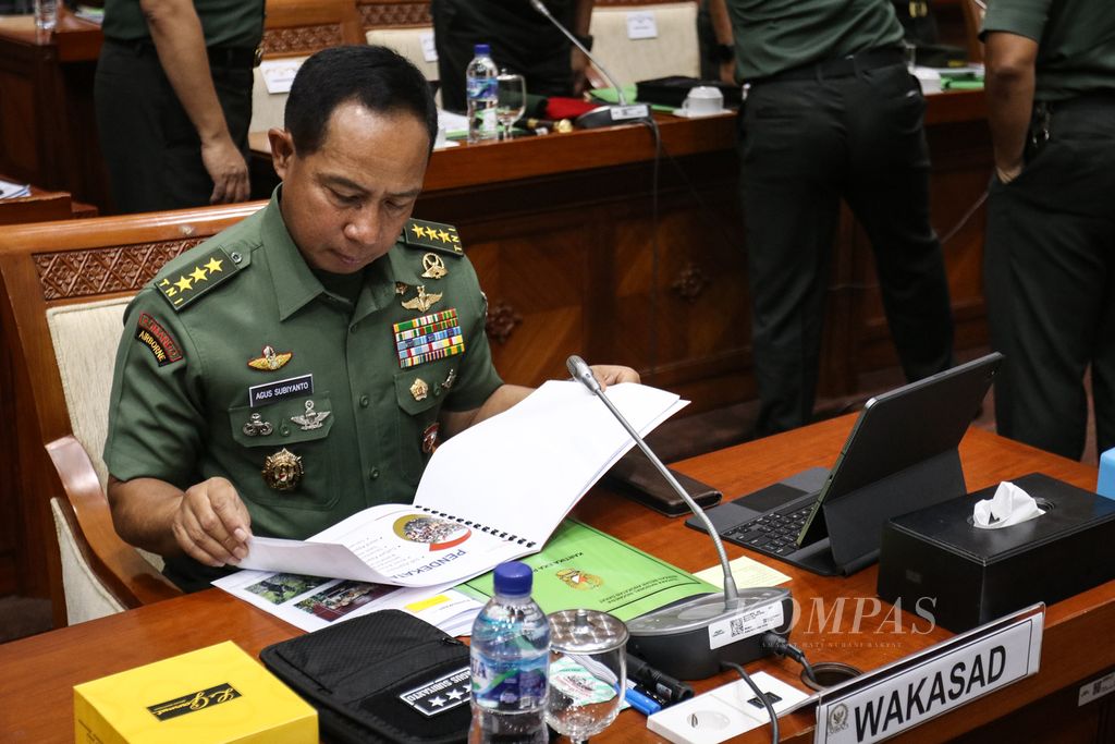 Wakil Kepala Staf TNI Angkatan Darat Agus Subiyanto menyiapkan berkas sebelum rapat dimulai di Gedung Parlemen, Jakarta, Kamis (2/2/2023).