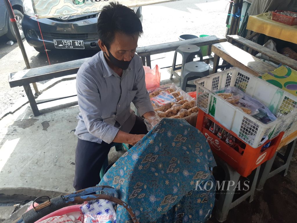 Harto (52) membuat tahu gejrot di Warung Wardi di Pasar Kanoman, Kota Cirebon, Jawa Barat, Rabu (10/2/2021). Tahu gejrot merupakan kuliner khas Cirebon yang bermula dari keluarga Tionghoa.