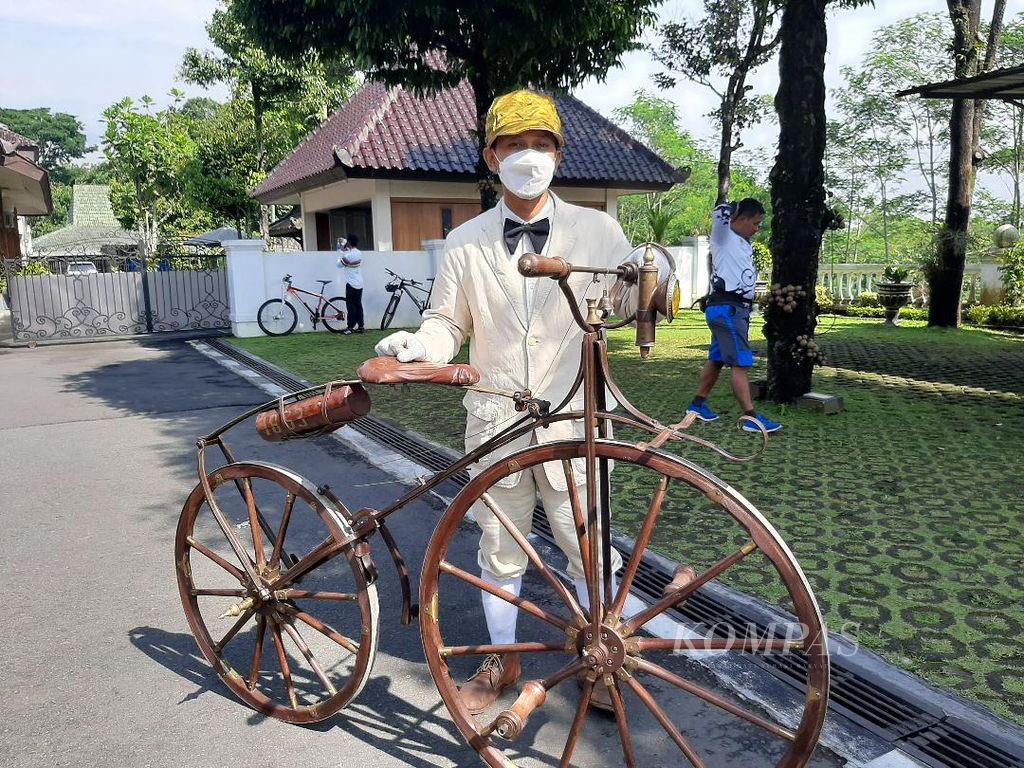 Bagus Priyana dari Komunitas Magelang Kota Toea berfoto bersama dengan replika sepeda kuno Velocipede buatan 1863, Sabtu (29/1/2022).
