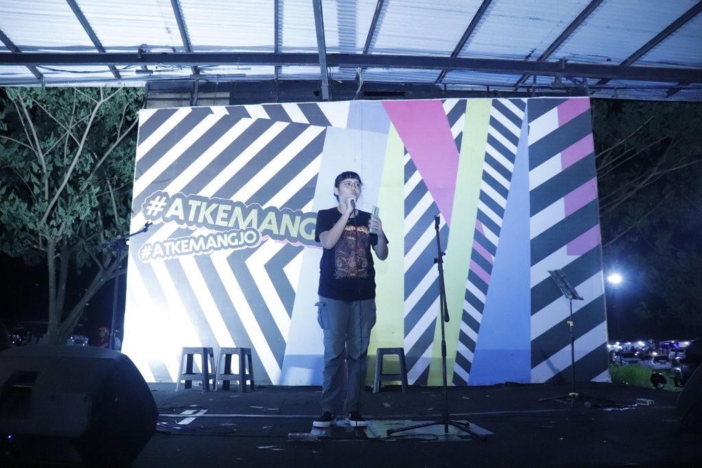 Salah satu pendiri Malam Puisi Manado, Netty Rahajaan (27), membacakan puisi di atas panggung Komedi dan Puisi yang digelar komunitas seni Utara Pride di Manado, 16 Juni 2022.