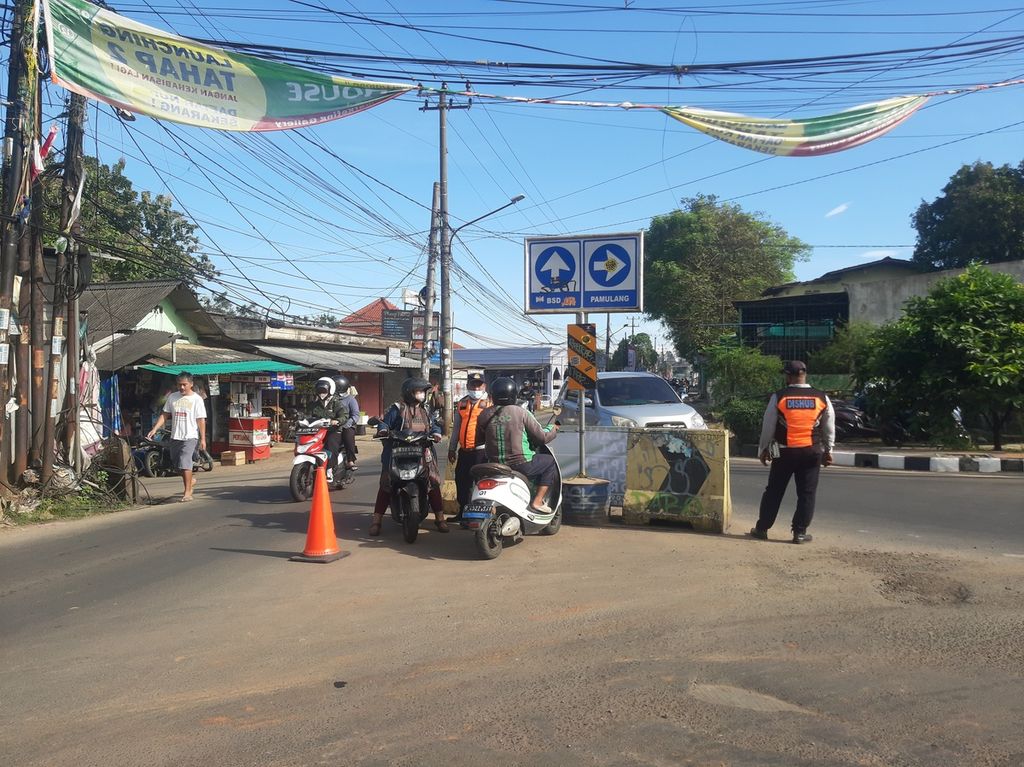 Beberapa pengendara sepeda motor diberhentikan oleh salah satu petugas Dinas Perhubungan Tangerang Selatan karena memasuk jalur sistem satu arah di Jalan Ciater Barat, Tangerang Selatan, Banten, Selasa (7/3/2023).