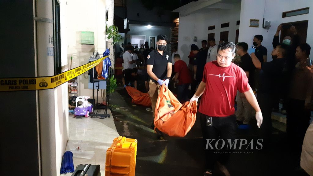 Tim gabungan mengevakuasi empat anak yang tewas di dalam rumah kontrakan di Gang Roman, Jagakarsa, Jakarta Selatan, Rabu (6/12/2023).