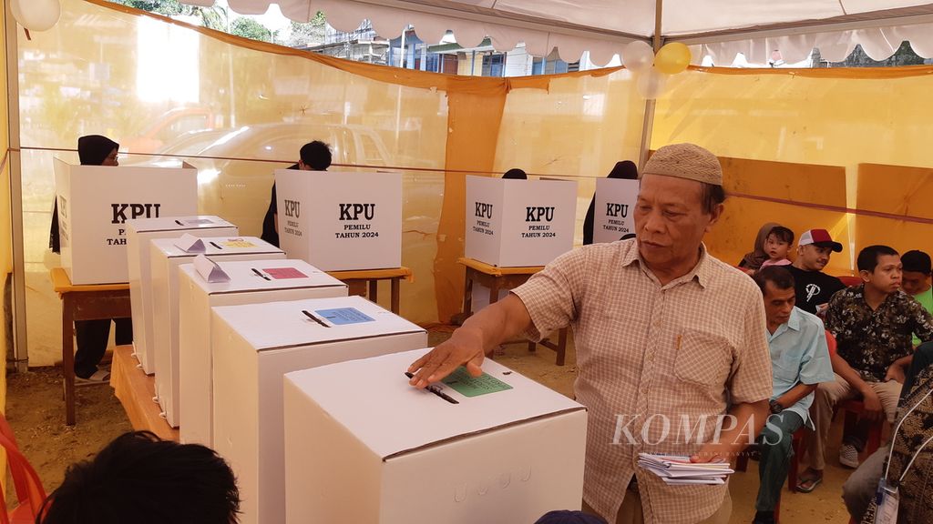 Warga memasukkan surat suara sehabis menyuarakan hak pilih, di Kendari, Sulawesi Tenggara, Rabu (14/2/2024). Warga berharap pemilu berjalan jujur, adil, dan lancar serta berujung pada perbaikan kehidupan.
