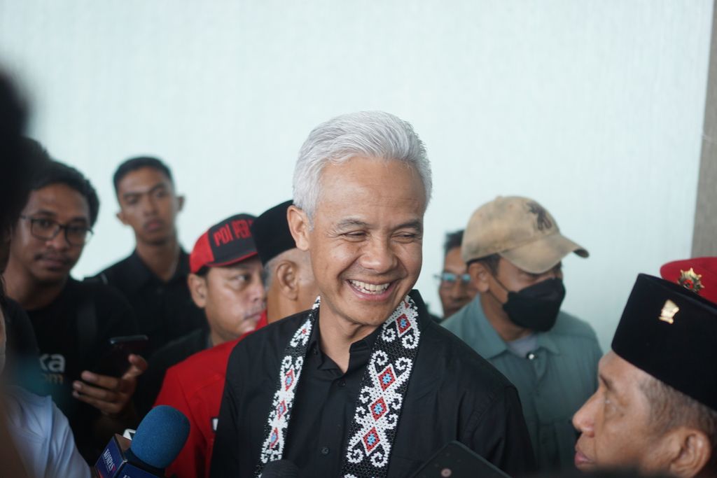 Calon presiden nomor urut 3 Ganjar Pranowo diwawancara saat berkunjung ke Kota Balikpapan, Kalimantan Timur, Selasa (5/12/2023). Ganjar berkunjung ke pasar, bertemu tim pemenangan di Kaltim, dan menemui sejumlah tokoh.