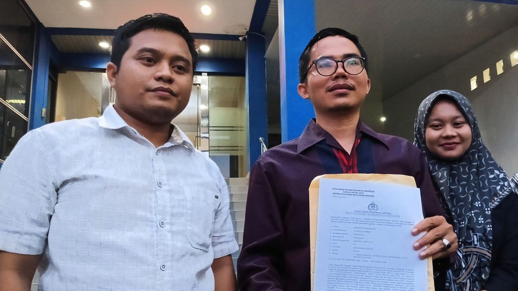 (Dari kanan ke kiri) Muhammad Qusyairi, Abdul Hakim dari Asosiasi Lawyer Muslim Indonesia (ALMI), dan Niken Putri (23), korban penipuan tiket konser Coldplay, mendatangi Polda Metro Jaya, Jakarta, Rabu (15/11/2023).