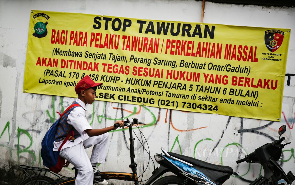 Ilustrasi. Spanduk imbauan terkait tawuran di jalan Prof Dr Hamka, Larangan, Kota Tangerang, Banten, Senin (27/3/2023). 