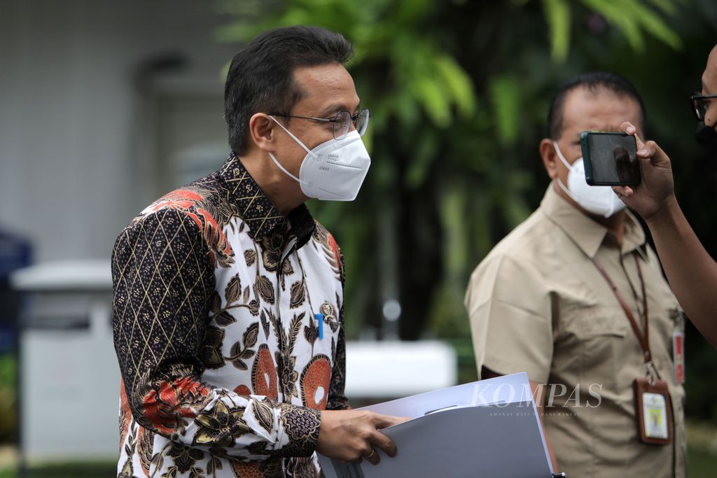 Menteri Kesehatan Budi Gunadi Sadikin tiba di Istana Kepresidenan Jakarta untuk mengikuti rapat dengan Presiden Joko Widodo membahas RUU Kesehatan, Senin (27/3/2023). 