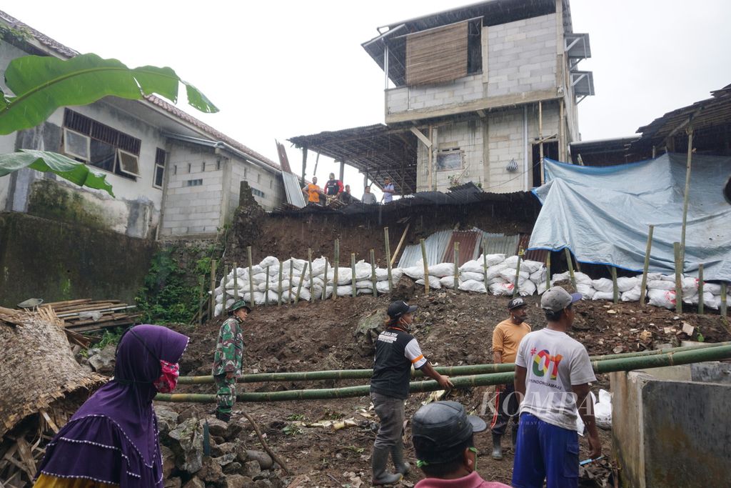 ILUSTRASI. Warga bergotong royong membersihkan lingkungan dari material longsor yang menyebabkan satu rumah rusak dan dua lainnya terancam longsor di Desa Ketenger, Kecamatan Baturraden, Banyumas, Jawa Tengah, Sabtu (26/12/2020).