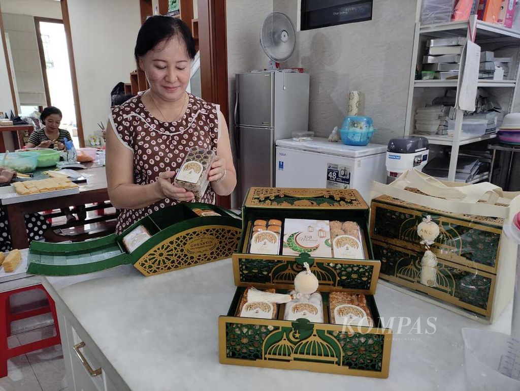 Goyantie, pemilik Goyantie Baked Store, mengecek paket kue khas Lebaran sebelum dikirim kepada konsumen di Jakarta, Kamis (21/3/2024).