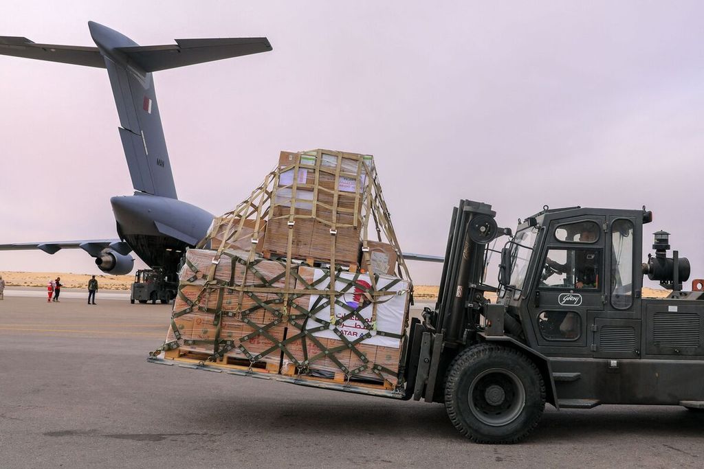 Kotak obat-obatan diturunkan dari dua pesawat militer Qatar di Bandar Udara El-Arish, Mesir, 17 Januari 2024. Obat-obatan itu akan dikirimkan ke Jalur Gaza untuk warga Palestina dan sandera warga Israel sebagai bagian dari kesepakatan terbaru Hamas-Israel. 