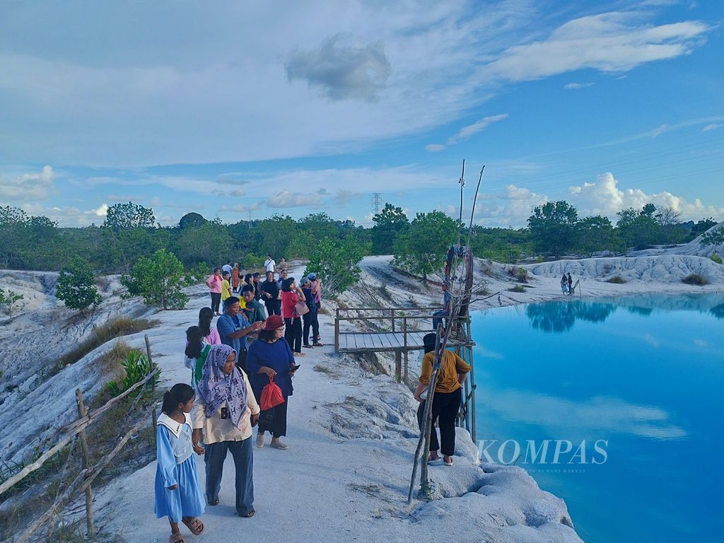 Para wisatawan mendatangi Danau Kaolin saat akhir pekan di Danau Kaolin, Desa Nibung, Kecamatan Koba, Kabupaten Bangka Tengah, Provinsi Kepulauan Bangka Belitung, Minggu (9/7/2023).