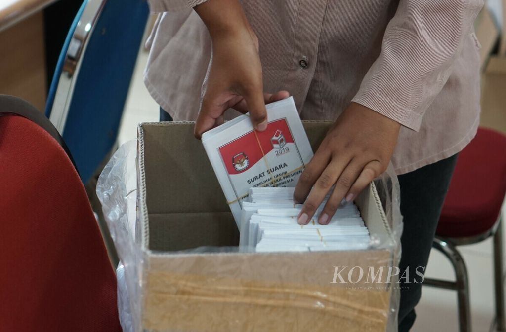 Surat suara pemilihan presiden-wakil presiden 2019 yang telah selesai dilipat dimasukkan ke kardus di Kantor KPU Solo, Jawa Tengah, Rabu (27/2/2019).
