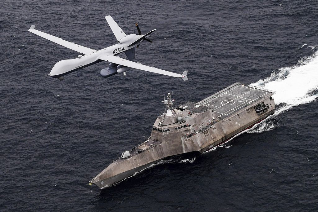 Dalam foto dari Angkatan Laut AS ini, pesawat tanpa awak pengintai MQ-9 Sea Guardian sedang terbang di atas USS Coronado di Samudra Pasifik selama latihan pada 21 April 2021.