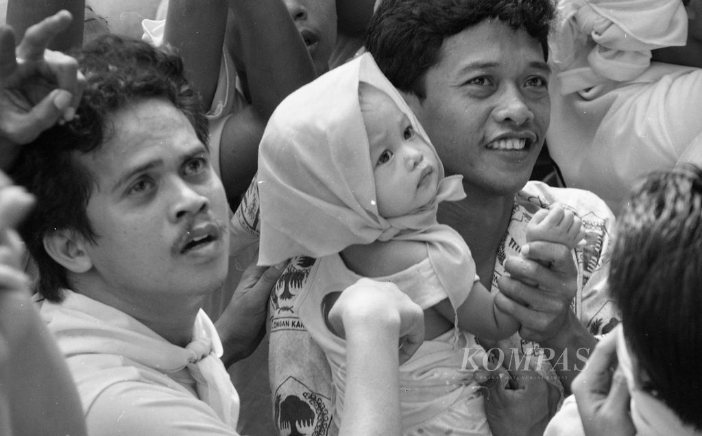 Anak balita diajak untuk ikut kampanye Golkar pada Pemilu 1992 di Jakarta, Kamis (14/5/1992). Golkar serempak menggelar kampanye di sejumlah tempat di Ibu Kota dengan menurunkan tokoh-tokoh pemerintahan. 