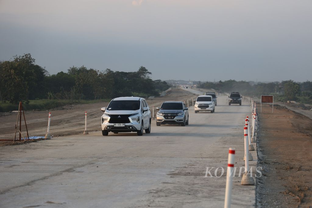 Kendaraan melintas di Jalan Tol Solo-Yogyakarta di Kecamatan Sawit, Boyolali, Jawa Tengah, pada hari pertama pengoperasian ruas jalan tol tersebut secara terbatas, Sabtu (15/4/2023). 