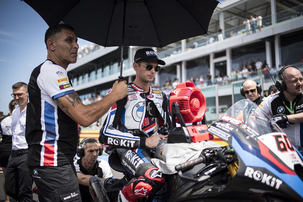 Pebalap tim Rokit BMW Motorrad WorldSBK, Michael van der Mark, bersiap menjalani balapan 1 Superbike di Sirkuit Misano, Italia, Sabtu (15/6/2024).