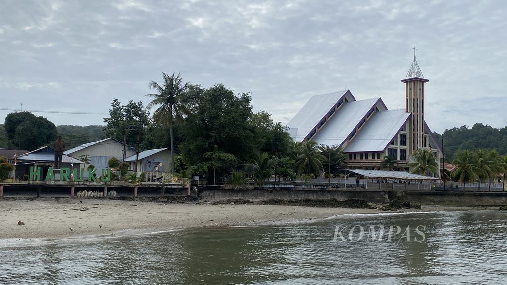 Suasana di salah satu sudut Desa Haruku di Pulau Haruku, Kabupaten Maluku Tengah, Maluku, Kamis (14/9/2023). Pulau Haruku merupakan salah satu daerah yang masih menjalankan tradisi sasi dengan ketat.