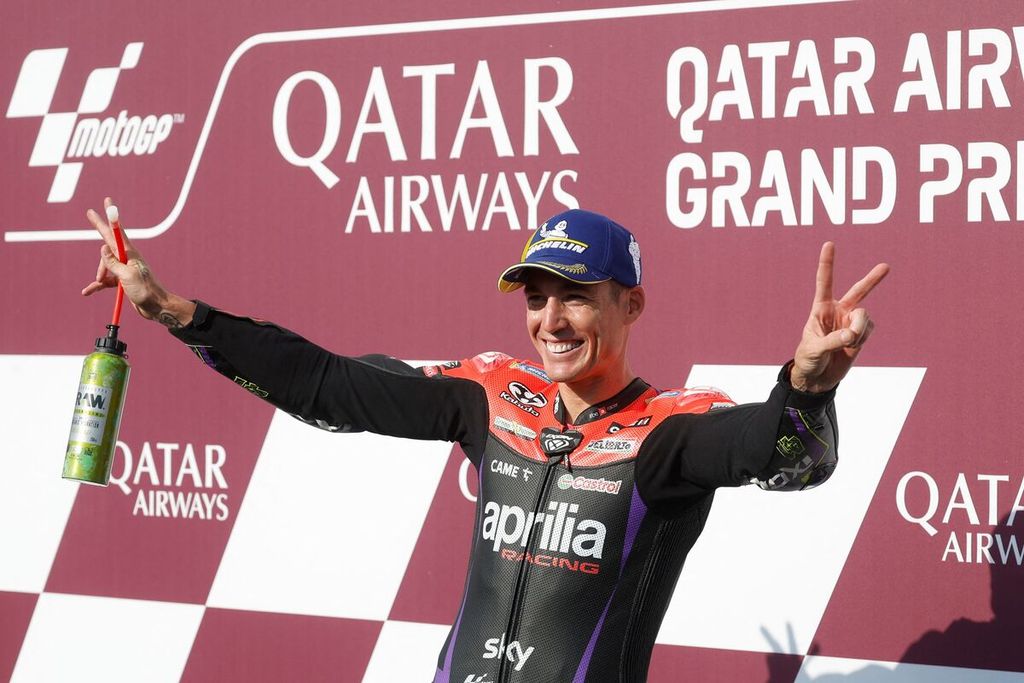 Pebalap Aprilia, Aleix Espargaro, melakukan selebrasi setelah meraih posisi start kedua pada babak kualifikasi Grand Prix MotoGP seri Qatar di Sirkuit Internasional Lusail, Doha, Sabtu (9/3/2024). 