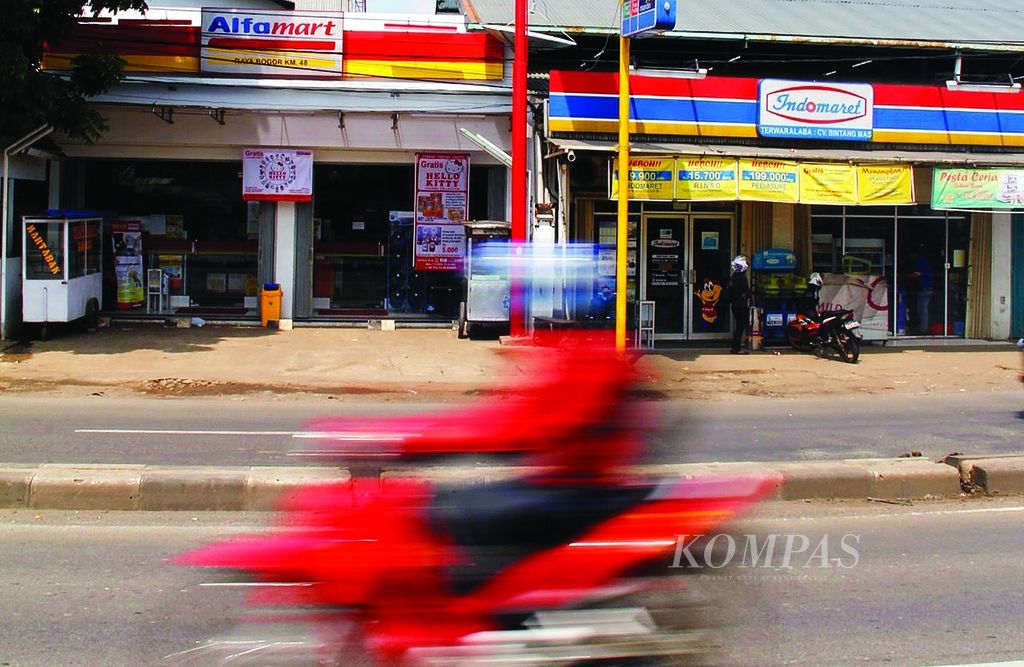 Minimarket begitu menjamur di berbagai daerah di Indonesia dengan posisi berdekatan, seperti terlihat di Nanggewer, Kecamatan Cibinong, Kabupaten Bogor, Jawa Barat, Selasa (17/1/2012). Pemandangan seperti ini juga banyak dijumpai di Jabodetabek.