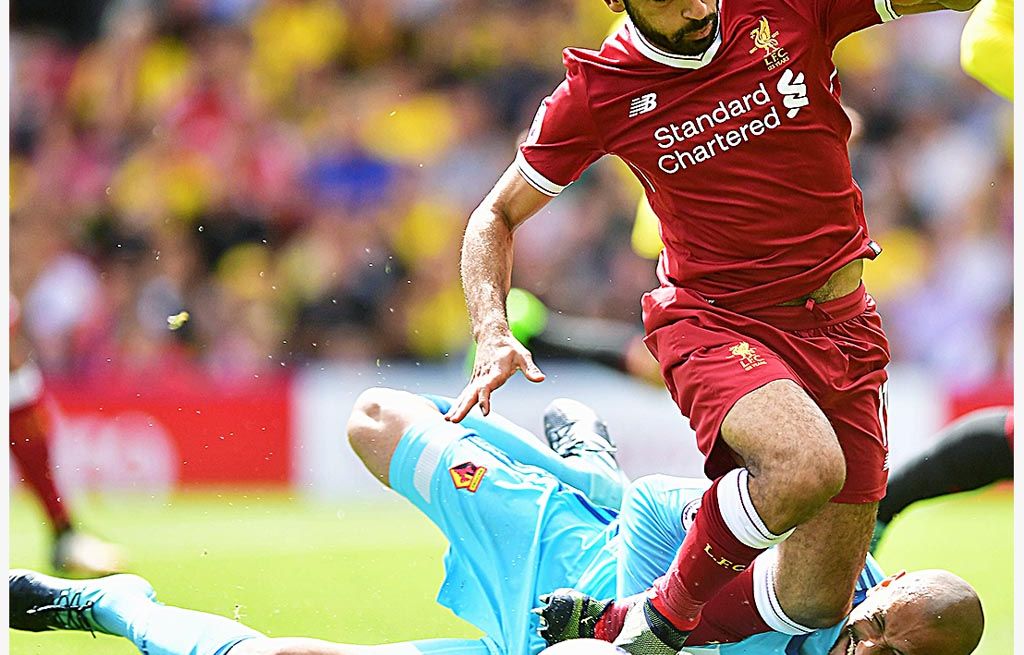 Pemain serang Liverpool, Mohamed Salah, sesaat sebelum terjatuh karena dilanggar kiper Watford, Heurelho Gomes, yang berujung tendangan penalti bagi Liverpool pada laga Liga Inggris di Stadion Vicarage Road, Watford, Sabtu (12/8). Laga berakhir 3-3.
