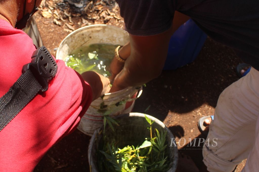 Para petani belajar membuat cairan eco enzime di kebun milik JPIC Kalimantan, Selasa (31/5/2022).