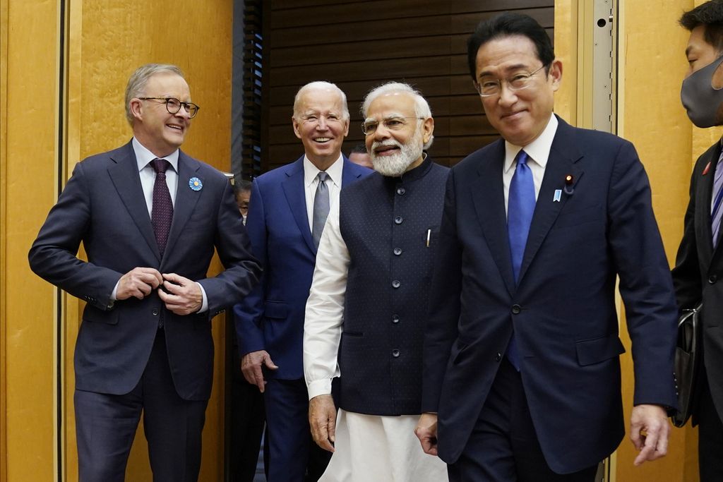 Dari kiri ke kanan, Perdana Menteri Australia Anthony Albanese, Presiden Amerika Serikat Joe Biden, PM India Narendra Modi, dan PM Jepang Fumio Kishida berjalan beriringan jelang pertemuan QUAD di Istana Kantei, Tokyo, Jepang, 24 Mei 2022.