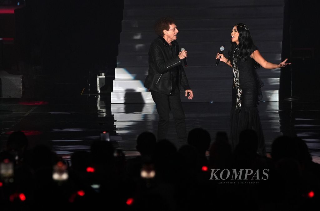 Duet Anggun dan Achmad Albar dalam konser tunggal Anggun bertajuk #enchantingANGGUN di Jakarta Convention Center, Jakarta, Minggu (28/7/2024). 